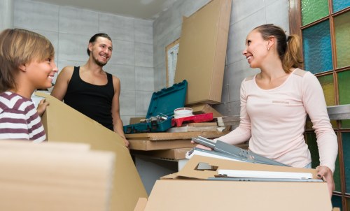 Packing materials and organised boxes for a home move in France