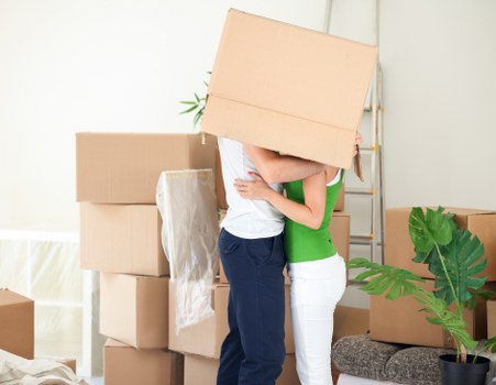 Professional packing support for an apartment move in a French city